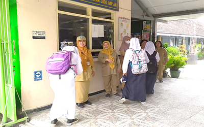 Pembiasaan 5S (Senyum, Sapa, Salam, Sopan dan Santun)